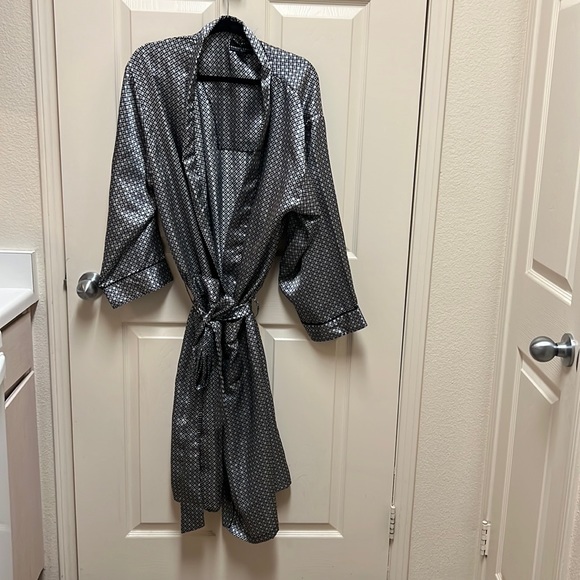 Robert Louis Other - Robert Louis Luxurious Mens Silk Robe One Size Black/Silver Print Belted